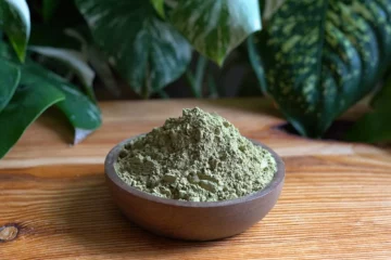 What are the reported effects and benefits of Trainwreck Kratom?